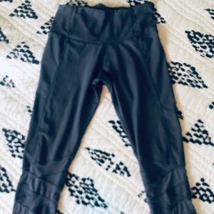 XS Apana greyish/purple Capri with mesh cutouts